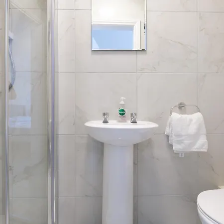 לינה וארוחת בוקר Four Seasons