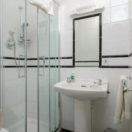 Four Seasons Bed & Breakfast 3*