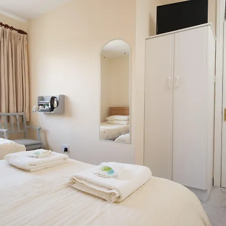 Four Seasons לינה וארוחת בוקר 3*